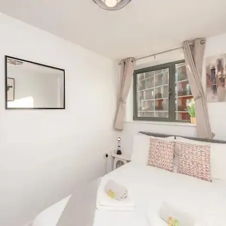 Pass The Keys Centre Retreat Close To Christmas Markets * ليدز