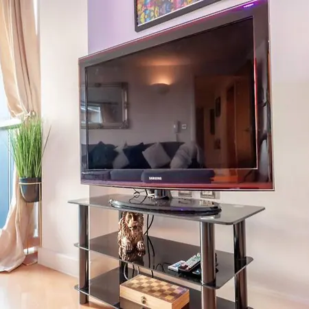 Pass The Keys Centre Retreat Close To Christmas Markets ليدز