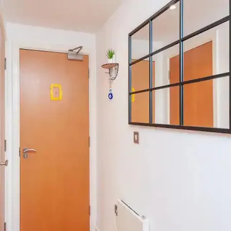 Pass The Keys Centre Retreat Close To Christmas Markets ليدز