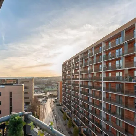 Pass The Keys Centre Retreat Close To Christmas Markets ليدز