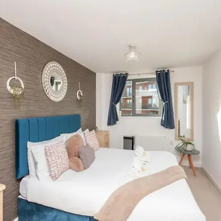 Pass The Keys Centre Retreat Close To Christmas Markets ليدز