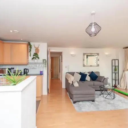 Pass The Keys Centre Retreat Close To Christmas Markets ليدز